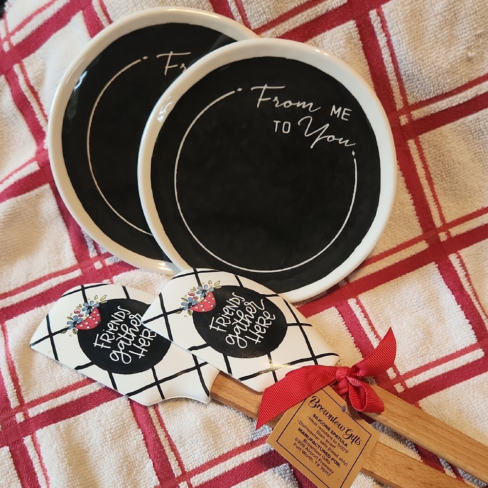 Demdaco Black and White Melamine Plates with Wooden Spatulas